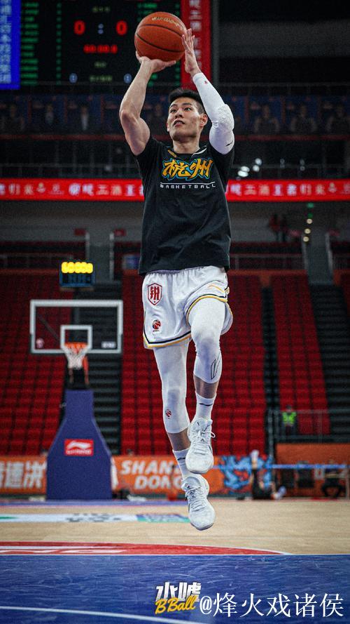 唯快不破！@林秉圣Nelson 持球推进，觅得空隙直杀内线，强硬上篮造成2+1！