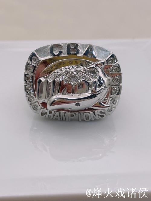 CBA揭幕战前，颁发了上赛季总冠军戒指