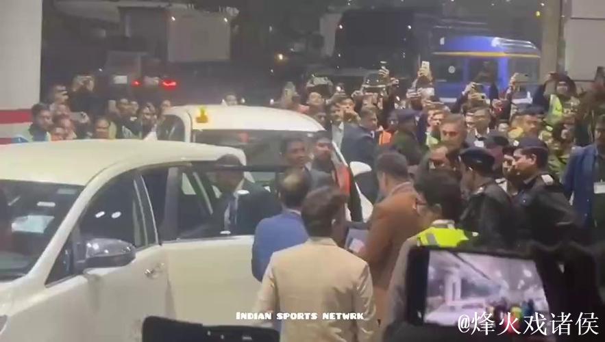 梅西抵印度引近万球迷疯狂接机 梅西抵印度引近万球迷疯狂接机