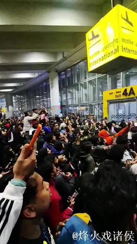 梅西抵印度引近万球迷疯狂接机 梅西抵印度引近万球迷疯狂接机